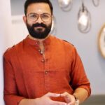 Jayasurya Instagram - ഒന്നും ഒറ്റയ്ക്ക് നേടാൻ കഴിയില്ല എന്ന് പൂർണമായി വിശ്വസിക്കുന്ന ആളാണ് ഞാൻ. ഇന്ന് എന്നെ ബെസ്റ്റ്ആക്ടർ അവാർഡിന് അർഹമാക്കിയ മൂന്ന് സിനിമകൾ അതിന്റെ എല്ലാ അണിയറ സുഹൃത്തുക്കളുടെയും ആത്മാർത്ഥമായ പരിശ്രമം കൊണ്ട് മാത്രം സംഭവിച്ചതാണ് . ഈ അവാർഡ് എന്റെ അല്ല... നിങ്ങളുടേതാണ്, അല്ല നമ്മുടേതാണ്.. ജീവിതത്തിൽ ആരുമായും മത്സരിക്കരുത് എന്ന് കരുതി ജീവിക്കാനാണ് എനിക്കിഷ്ടം. മത്സരം എപ്പോഴും ഒന്നാമൻ ആകാൻ വേണ്ടി ആണ്. അത് അസൂയ, നിരാശ,വിദ്വേഷം എല്ലാം ഉണ്ടാക്കും, എല്ലാത്തിനുപരി അത് നമ്മുടെ സ്വസ്ഥത നഷ്ടപ്പെടുത്തും... ഹൃദയം അറിഞ്ഞ് സമർപ്പിക്കുക എന്നതാണ് ഞാൻ പഠിച്ചു കൊണ്ടിരിക്കുന്ന പാഠം.. അതാണ് ഞാൻ ഈ സിനിമകളിൽ ചെയ്യാൻ ശ്രമിച്ചതും. ആക്ടർ ഒരു ഉപാധി മാത്രമാണ് , നമ്മുടെ ഹൃദയം മിടിക്കുന്നതിനും, ശ്വാസം നിലനിർത്തുന്നതിനുമൊക്കെ കാരണമായ അദൃശ്യമായ ഒരു ശക്തി ആണ് ഇതും ചെയ്യുന്നതും ചെയ്യിപ്പിക്കുന്നതും എന്നാണ് എന്റെ വിശ്വാസം. അവിടെ എനിക്ക് സ്ഥാനമില്ല. ആ ശക്തി ആരോട് മത്സരിക്കാനാണ്..? എന്തിന് മത്സരിക്കാനാണ്? തീർച്ചയായും ഈ അവാർഡ് എന്നെ സന്തോഷവാനും , കൂടുതൽ ഉത്തരവാദിത്തമുള്ളവനും ആക്കുന്നുണ്ട്. ഈ സന്തോഷത്തിലുപരി ഞാൻ ഒരുപാട് സ്നേഹിക്കുന്ന ബഹുമാനിക്കുന്ന പ്രതിഭാശാലികളായ കലാകാരൻമാർക്കൊപ്പം നിൽക്കാൻ കഴിയുന്നതാണ് എന്റെ ഏറ്റവും വലിയ ഭാഗ്യം . ഒരുപാട്പേർ വിളിച്ചിരുന്നു സിനിമാ സൗഹൃദങ്ങൾ, പരിചയമുള്ള സുഹൃത്തുക്കൾ,പരിചയമില്ലാത്ത സനേഹിതർ, നിങ്ങളുടെ സ്നേഹവും, പ്രാർത്ഥനകളും ആണ് ഇന്ന് ഞാൻ ഇവിടെ നിൽക്കാൻ കാരണം എന്ന തിരിച്ചറിവ് എന്നും ഉണ്ട്.. ഈ സ്നേഹം എന്റെ സിനിമകളിലൂടെ ഞാൻ തിരിച്ചു തരും.. എന്നത് മാത്രമാണ് നിങ്ങൾക്കെന്റെ ഗുരുദക്ഷിണ. എല്ലാവർക്കും എന്റെ സ്നേഹവും നന്ദിയും... ഒപ്പം ദുഖത്തിലും സന്തോഷത്തിലും ഒരുപോലെ എനിക്ക് താങ്ങായ എന്റെ കുടുംബത്തിനും..                                                         ജയസൂര്യ.