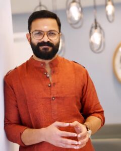 Jayasurya Instagram - ഒന്നും ഒറ്റയ്ക്ക് നേടാൻ കഴിയില്ല എന്ന് പൂർണമായി വിശ്വസിക്കുന്ന ആളാണ് ഞാൻ.
ഇന്ന് എന്നെ ബെസ്റ്റ്ആക്ടർ അവാർഡിന് അർഹമാക്കിയ  മൂന്ന് സിനിമകൾ അതിന്റെ എല്ലാ അണിയറ സുഹൃത്തുക്കളുടെയും ആത്മാർത്ഥമായ പരിശ്രമം കൊണ്ട് മാത്രം സംഭവിച്ചതാണ് .  ഈ അവാർഡ് എന്റെ അല്ല... നിങ്ങളുടേതാണ്, അല്ല നമ്മുടേതാണ്.. 

ജീവിതത്തിൽ ആരുമായും മത്സരിക്കരുത് എന്ന് കരുതി ജീവിക്കാനാണ് എനിക്കിഷ്ടം. മത്സരം എപ്പോഴും ഒന്നാമൻ ആകാൻ വേണ്ടി ആണ്. അത് അസൂയ, നിരാശ,വിദ്വേഷം എല്ലാം ഉണ്ടാക്കും, എല്ലാത്തിനുപരി അത് നമ്മുടെ സ്വസ്ഥത നഷ്ടപ്പെടുത്തും...
ഹൃദയം അറിഞ്ഞ് സമർപ്പിക്കുക എന്നതാണ് ഞാൻ പഠിച്ചു കൊണ്ടിരിക്കുന്ന പാഠം.. അതാണ് ഞാൻ ഈ സിനിമകളിൽ ചെയ്യാൻ ശ്രമിച്ചതും. 

ആക്ടർ ഒരു ഉപാധി മാത്രമാണ് , നമ്മുടെ ഹൃദയം മിടിക്കുന്നതിനും, ശ്വാസം നിലനിർത്തുന്നതിനുമൊക്കെ കാരണമായ  അദൃശ്യമായ ഒരു ശക്തി ആണ് ഇതും ചെയ്യുന്നതും ചെയ്യിപ്പിക്കുന്നതും എന്നാണ് എന്റെ വിശ്വാസം. അവിടെ എനിക്ക്  സ്ഥാനമില്ല. ആ ശക്തി ആരോട് മത്സരിക്കാനാണ്..? എന്തിന് മത്സരിക്കാനാണ്?

തീർച്ചയായും ഈ അവാർഡ് എന്നെ സന്തോഷവാനും , കൂടുതൽ ഉത്തരവാദിത്തമുള്ളവനും ആക്കുന്നുണ്ട്. ഈ സന്തോഷത്തിലുപരി
ഞാൻ ഒരുപാട് സ്നേഹിക്കുന്ന ബഹുമാനിക്കുന്ന  പ്രതിഭാശാലികളായ കലാകാരൻമാർക്കൊപ്പം നിൽക്കാൻ കഴിയുന്നതാണ് എന്റെ ഏറ്റവും വലിയ ഭാഗ്യം .

ഒരുപാട്പേർ വിളിച്ചിരുന്നു  സിനിമാ സൗഹൃദങ്ങൾ,  പരിചയമുള്ള സുഹൃത്തുക്കൾ,പരിചയമില്ലാത്ത സനേഹിതർ, നിങ്ങളുടെ സ്നേഹവും, പ്രാർത്ഥനകളും ആണ്  ഇന്ന് ഞാൻ ഇവിടെ നിൽക്കാൻ കാരണം എന്ന തിരിച്ചറിവ് എന്നും ഉണ്ട്.. ഈ സ്നേഹം എന്റെ സിനിമകളിലൂടെ ഞാൻ തിരിച്ചു തരും.. എന്നത് മാത്രമാണ് നിങ്ങൾക്കെന്റെ ഗുരുദക്ഷിണ.

എല്ലാവർക്കും എന്റെ സ്നേഹവും നന്ദിയും... ഒപ്പം ദുഖത്തിലും സന്തോഷത്തിലും ഒരുപോലെ എനിക്ക് താങ്ങായ  എന്റെ കുടുംബത്തിനും.. 
                                                         ജയസൂര്യ.