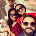 Jayasurya Instagram - രാത്രി സൺഗ്ലാസ് വെച്ച് സെൽഫി എടുക്കുന്ന ഒരു സിംപിൾ ഫാമിലി..... PS: plz..."see translation" Kochi Marine Drive