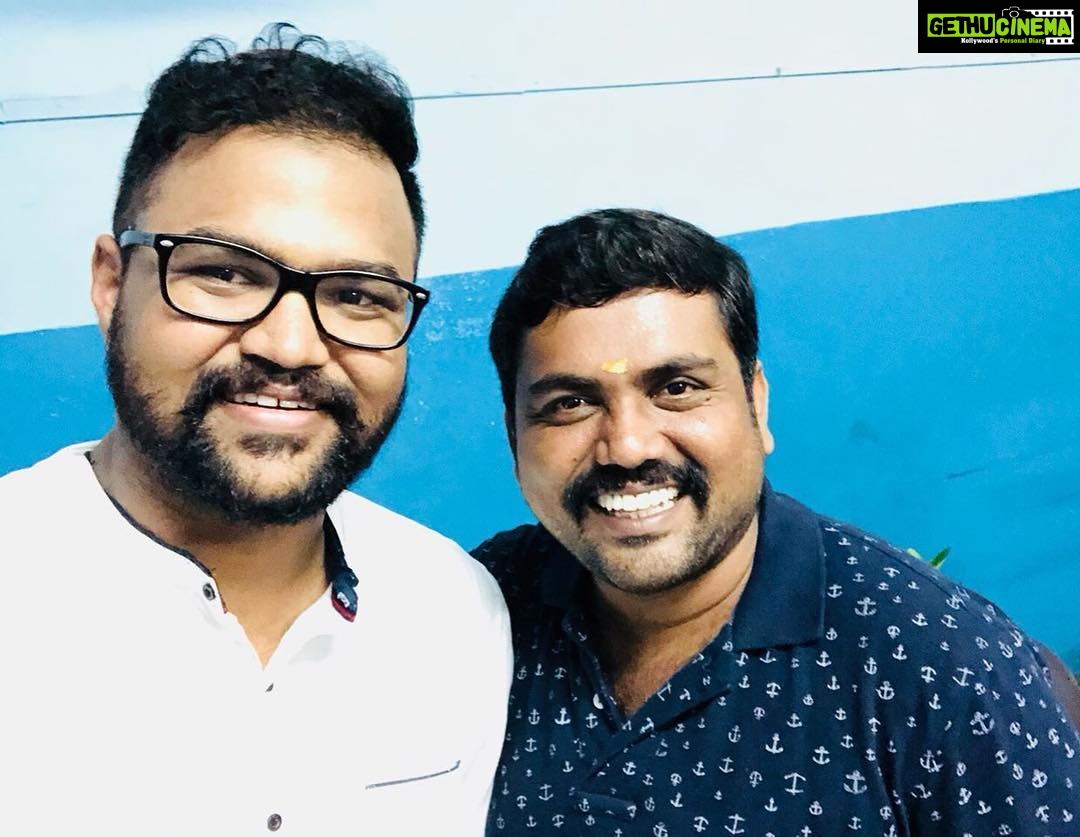 Kaali Venkat Instagram - With #singer #sathyaprakash #mersal #aalaporantamizhan #selfie #fun #chennai