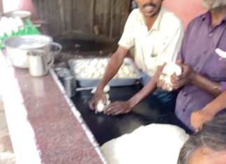 Kaali Venkat Instagram - #food #foodie #travel #parotta #saalna #taste #kurumbur #traditional #kurumburBhaiKadai இவர்கள் உணவை சமைத்து அன்பை பரிமாறுகிறார்கள் 😍
