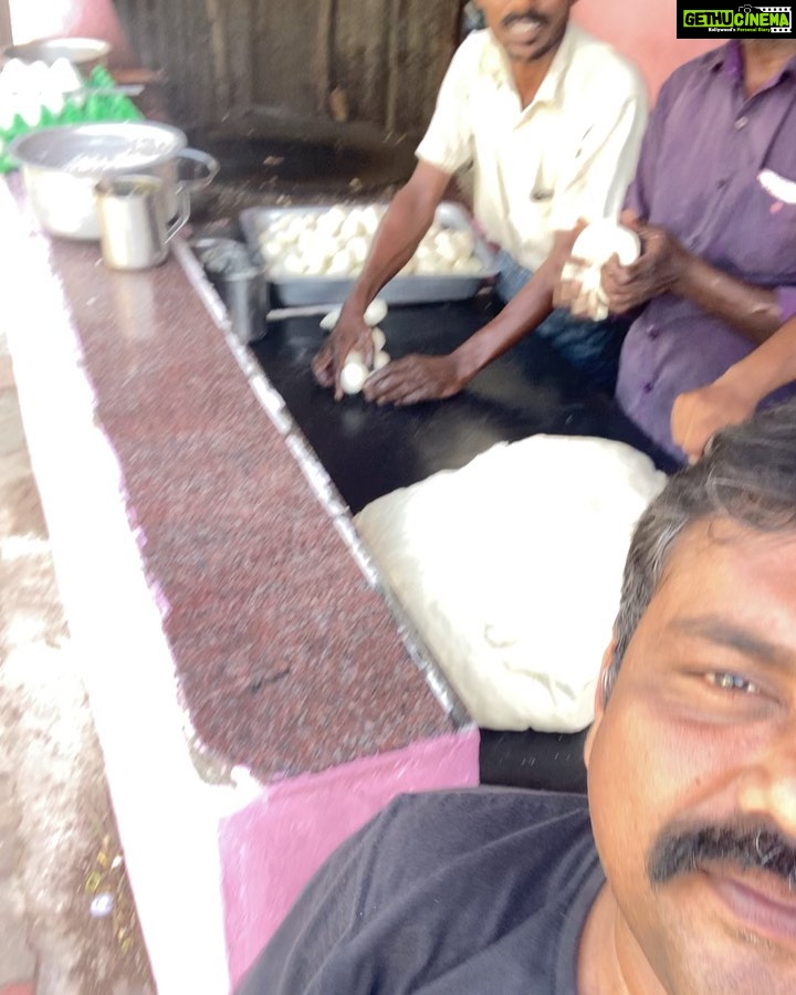 Kaali Venkat Instagram - #food #foodie #travel #parotta #saalna #taste #kurumbur #traditional #kurumburBhaiKadai இவர்கள் உணவை சமைத்து அன்பை பரிமாறுகிறார்கள் 😍