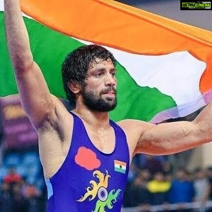 Kamal Haasan Instagram - Congratulations to Wrestler Ravikumar Dahia for his Silver medal win at the Tokyo Olympics. He has uplifted not just his village, but the entire nation. சாலை வசதிகள் கூட இல்லாத கிராமத்தில் ஏழை விவசாயியின் மகனாகப் பிறந்து,சோதனைகள் பல கடந்து டோக்கியோ ஒலிம்பிக் மல்யுத்த போட்டியில் வெள்ளிப்பதக்கம் வென்று சாதனை படைத்திருக்கும் ரவிக்குமார் தஹியாவிற்கு என் மனம் கனிந்த பாராட்டுக்கள். உங்களால் தேசம் பெருமிதம் கொள்கிறது.