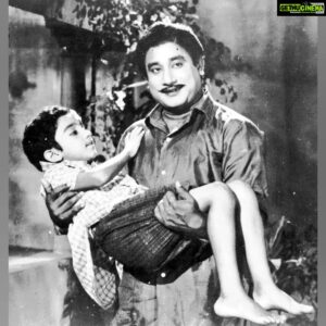 Kamal Haasan Instagram - திரை நடிப்புக்கென்று ஒரு மைல் கல்லை நிர்ணயித்துச் சென்றிருக்கும் கலைஞர் சிவாஜி கணேசனின் நினைவு நாள் இன்று. ஏதோ ஒரு திரையில் படம் என ஒன்று சலனமுறும் காலம்வரை நடிகர் திலகத்தின்  நினைவு தமிழர் நெஞ்சில் அலையடித்தபடியே இருக்கும்.
