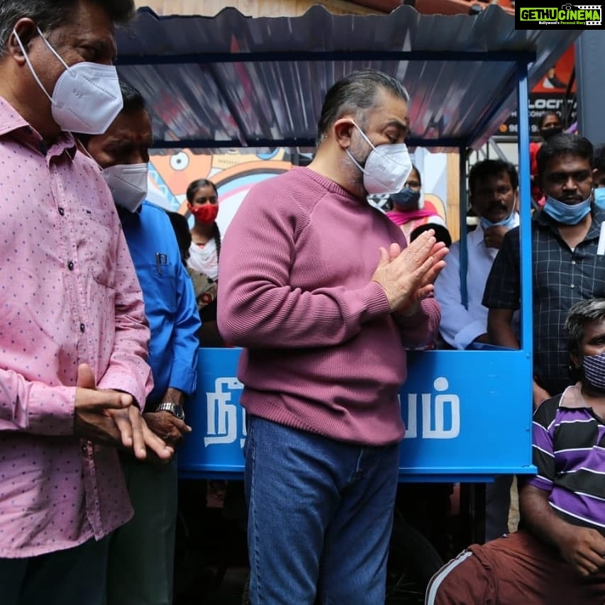 Kamal Haasan Instagram - கொரானா பெருந்தொற்று பொது முடக்கத்தால் வருவாய் இழந்து வறுமையில் வாடும் சிறு வியாபாரிகளுக்கு மக்கள் நீதி மய்யத்தின் சார்பாக தள்ளு வண்டிகளை வழங்கினேன்.