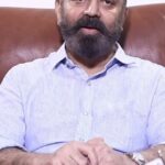 Kamal Haasan Instagram - கட்டுரைகளில் திரு. தியோடர் பாஸ்கரன் உருவாக்கும் காட்சி அனுபவம் அலாதியானது. தலைமுறைகளைப் பாதிக்கும் அபாயம் உள்ள பல பிரச்சனைகளுக்குத் தொலைநோக்குப்பார்வையில் தீர்வுகளைத் தருகிறார். வயது வரம்பின்றி தமிழறிந்தோர் அனைவரும் தவறாமல் வாசித்திருக்க வேண்டிய நூல் இந்த கையிலிருக்கும் பூமி.
