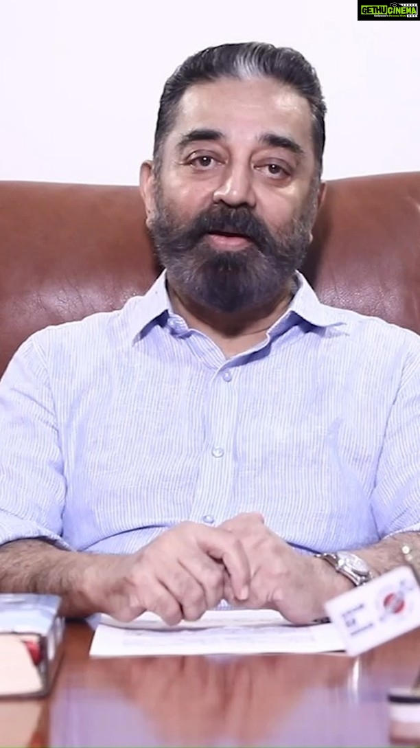 Kamal Haasan Instagram - கட்டுரைகளில் திரு. தியோடர் பாஸ்கரன் உருவாக்கும் காட்சி அனுபவம் அலாதியானது. தலைமுறைகளைப் பாதிக்கும் அபாயம் உள்ள பல பிரச்சனைகளுக்குத் தொலைநோக்குப்பார்வையில் தீர்வுகளைத் தருகிறார். வயது வரம்பின்றி தமிழறிந்தோர் அனைவரும் தவறாமல் வாசித்திருக்க வேண்டிய நூல் இந்த கையிலிருக்கும் பூமி.