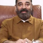 Kamal Haasan Instagram - கிருஷ்ணம்மாள் ஜெகன்னாதன் தம்பதியர். இன்றும் நம் கண் முன்னால் வாழும் காந்தியர்கள். ஒரு தனி மனிதனின் செயலாற்றலின் சாத்தியம் என்ன என்று காட்டியவர் காந்தி. அந்த பேராற்றலின் வாரிசுகளில் இருவரின் கதை இது. வரலாறு தன்னை எழுதிக்கொள்ள ஒரு மனிதனைத் தேர்வு செய்கிறதா? அல்லது தனது ஆற்றல் எதுவென அறிந்த மாமனிதன் எழுந்து வந்து எழுதுவது வரலாறா? என்றுமுள்ள சுவாரஸ்யமான அதே கேள்வி இந்த தன்வரலாற்று நூலை வாசித்தபின்னர் இன்னும் வீரியம் கொள்ளும்.