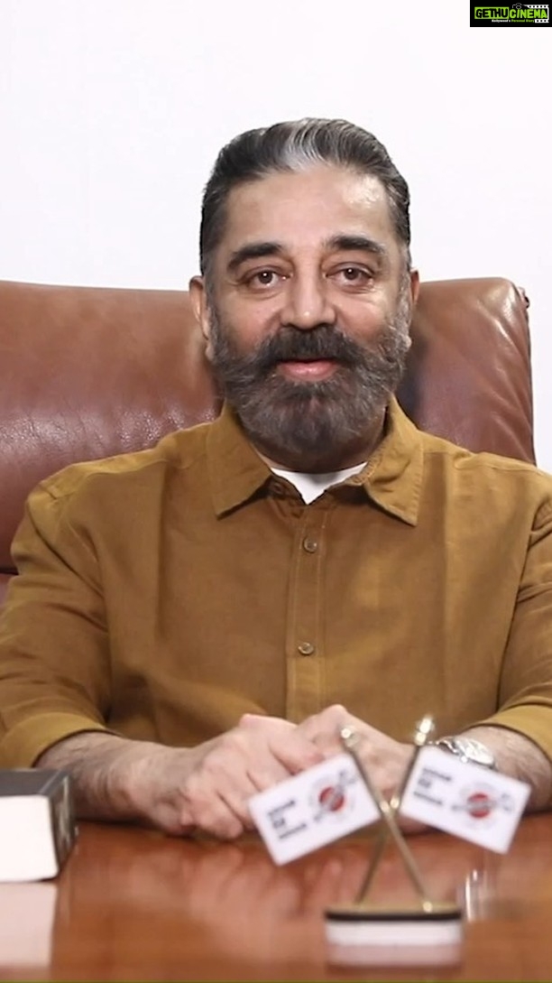 Kamal Haasan Instagram - கிருஷ்ணம்மாள் ஜெகன்னாதன் தம்பதியர். இன்றும் நம் கண் முன்னால் வாழும் காந்தியர்கள். ஒரு தனி மனிதனின் செயலாற்றலின் சாத்தியம் என்ன என்று காட்டியவர் காந்தி. அந்த பேராற்றலின் வாரிசுகளில் இருவரின் கதை இது. வரலாறு தன்னை எழுதிக்கொள்ள ஒரு மனிதனைத் தேர்வு செய்கிறதா? அல்லது தனது ஆற்றல் எதுவென அறிந்த மாமனிதன் எழுந்து வந்து எழுதுவது வரலாறா? என்றுமுள்ள சுவாரஸ்யமான அதே கேள்வி இந்த தன்வரலாற்று நூலை வாசித்தபின்னர் இன்னும் வீரியம் கொள்ளும்.
