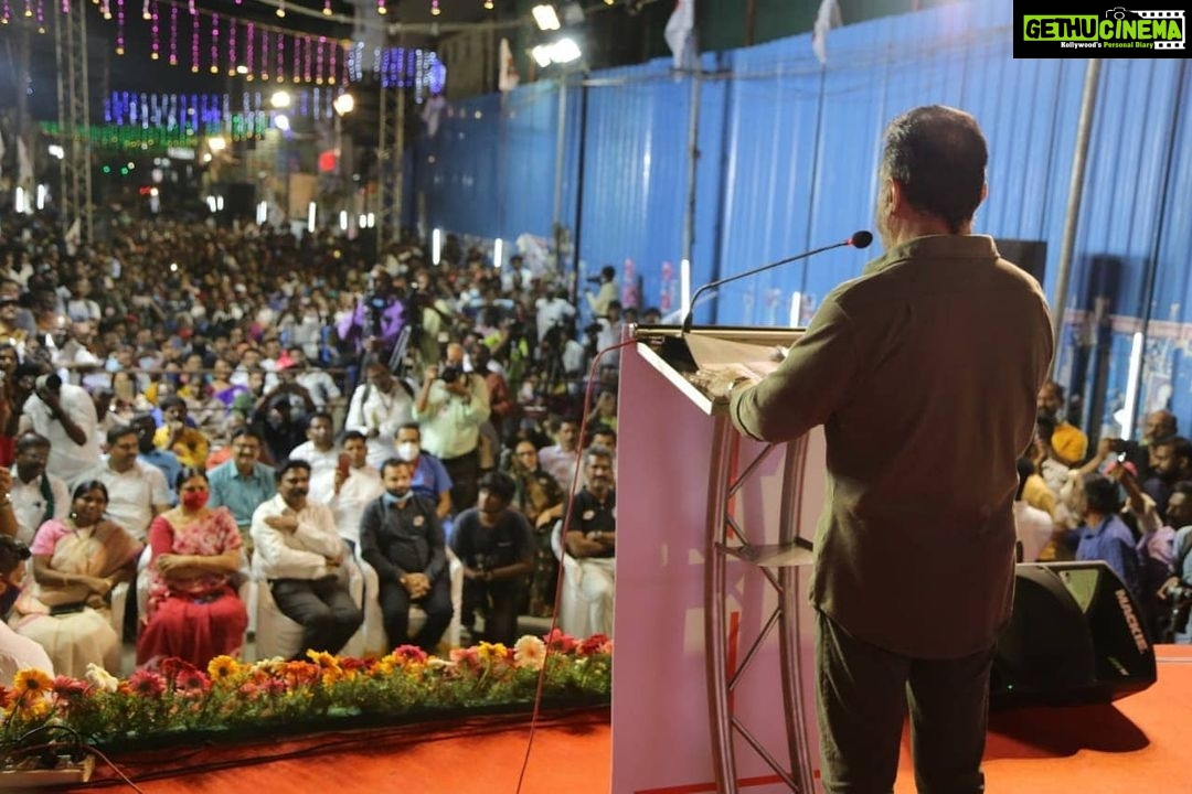 Kamal Haasan Instagram - சல்லிசாக மக்களை வாங்கலாம். நல்ல விலைக்கு தமிழகத்தை விற்கலாம் என மனப்பால் குடிக்கும் ஊழல் திலகங்களின் எண்ணம் ஈடேறாது என்பதை நேற்று மடிப்பாக்கத்தில் திரண்ட மக்கள் வெள்ளம் காட்டியது. இன்று இரவு 8 மணிக்கு கொளத்தூரில் உரையாற்றுகிறேன்.