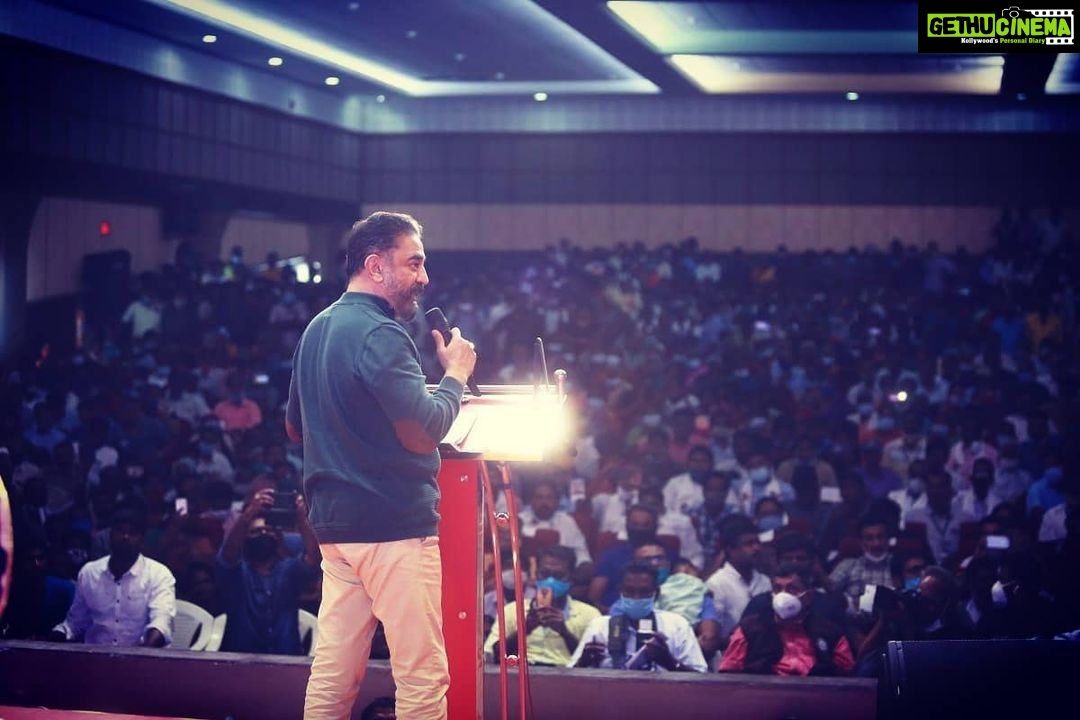 Kamal Haasan Instagram - கூடிக் கலையும் கும்பல் அல்ல. கூட்டி வரப்பட்ட கூட்டமும் அல்ல. இது சரித்திரம் படைக்கத் துணிந்தவர்களின் சங்கமம். நாமே தீர்வு எனும் முழக்கம் எம் சங்கநாதம். புதியதோர் புதுவை செய்வோம்!