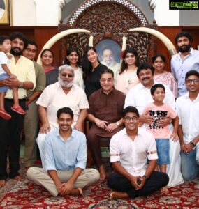 Kamal Haasan Instagram - அன்னை இல்லத்தில் அறுசுவை விருந்து. வழக்கம் போல் நிறைய அன்பும் பரிமாறப்பட்டது. தம்பி பிரபு வாசித்து அளித்த பாராட்டு மடலின் வாசகங்கள் என்னை கண் கலங்க வைத்தது. மனது புன்னகைத்தது.
