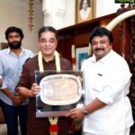 Kamal Haasan Instagram - அன்னை இல்லத்தில் அறுசுவை விருந்து. வழக்கம் போல் நிறைய அன்பும் பரிமாறப்பட்டது. தம்பி பிரபு வாசித்து அளித்த பாராட்டு மடலின் வாசகங்கள் என்னை கண் கலங்க வைத்தது. மனது புன்னகைத்தது.