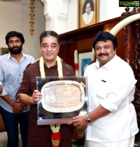 Kamal Haasan Instagram - அன்னை இல்லத்தில் அறுசுவை விருந்து. வழக்கம் போல் நிறைய அன்பும் பரிமாறப்பட்டது. தம்பி பிரபு வாசித்து அளித்த பாராட்டு மடலின் வாசகங்கள் என்னை கண் கலங்க வைத்தது. மனது புன்னகைத்தது.