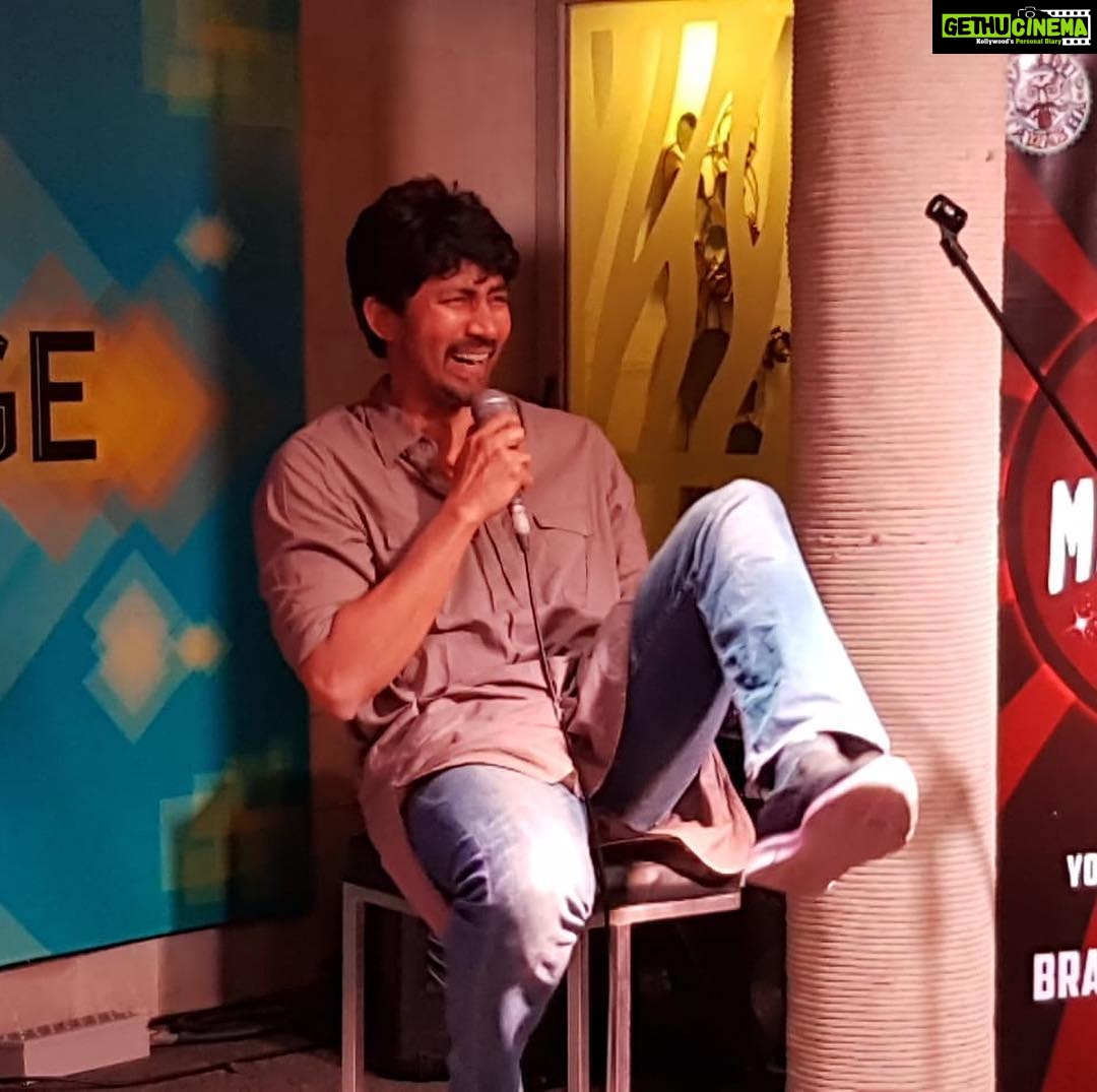 Karthik Kumar Instagram - Some days you neeeeeddddd the stage time and then you get a kiss on the cheek from the world ❤️