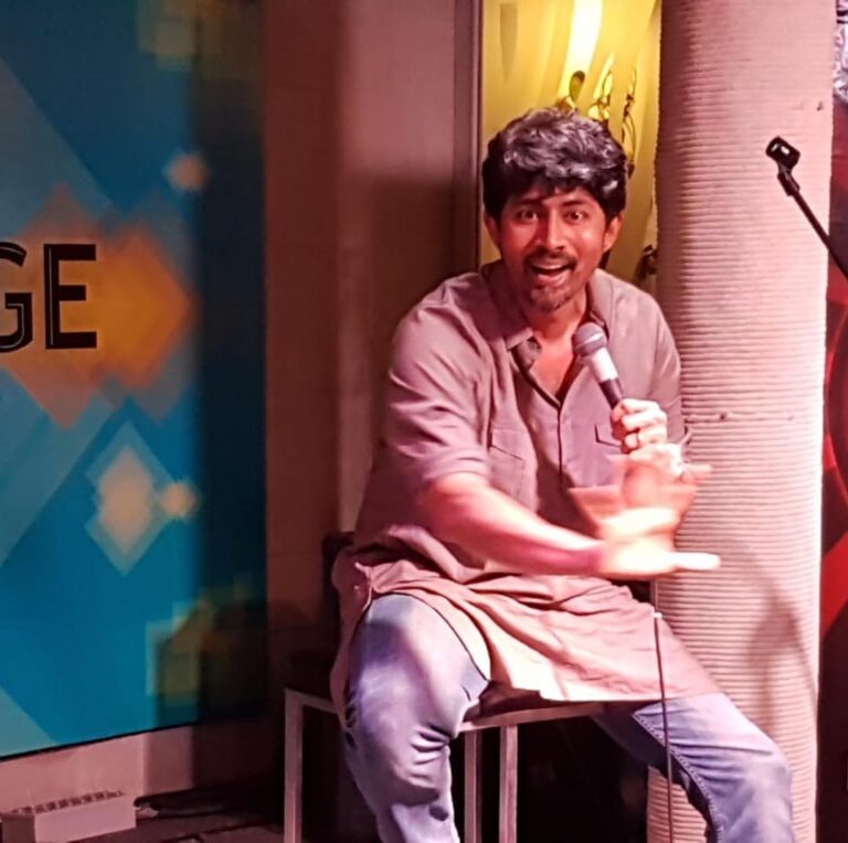 Karthik Kumar Instagram - Some days you neeeeeddddd the stage time and then you get a kiss on the cheek from the world ❤️