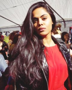 Karthika Nair Instagram - Let them melanin glow🧡

#browngirlmagic #sunkissed #tb