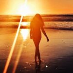 Karthika Nair Instagram – Legend has it that she still roams the shore forever chasing the sun…
🌻

#sunkissed  #beachlife