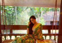 Karthika Nair Instagram - ഐശ്വര്യവും, സമൃദ്ദിയും നിറഞ്ഞ നല്ല നാളുകൾ എന്നും ഉണ്ടാവട്ടെ ഒപ്പം മനസ്സിൽ സ്നേഹത്തിന്റെ ഒരു ഓണം. ഹാപ്പി ഓണം! #happyonam 🌻 Sari courtesy @zariculture Kallara, Thiruvananthapuram