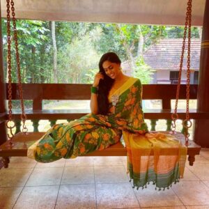 Karthika Nair Instagram - ഐശ്വര്യവും, സമൃദ്ദിയും നിറഞ്ഞ നല്ല നാളുകൾ എന്നും ഉണ്ടാവട്ടെ ഒപ്പം മനസ്സിൽ സ്നേഹത്തിന്റെ ഒരു ഓണം. ഹാപ്പി ഓണം!

#happyonam 🌻

Sari courtesy @zariculture