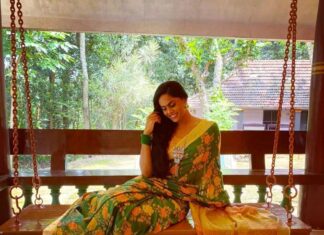 Karthika Nair Instagram - ഐശ്വര്യവും, സമൃദ്ദിയും നിറഞ്ഞ നല്ല നാളുകൾ എന്നും ഉണ്ടാവട്ടെ ഒപ്പം മനസ്സിൽ സ്നേഹത്തിന്റെ ഒരു ഓണം. ഹാപ്പി ഓണം! #happyonam 🌻 Sari courtesy @zariculture Kallara, Thiruvananthapuram