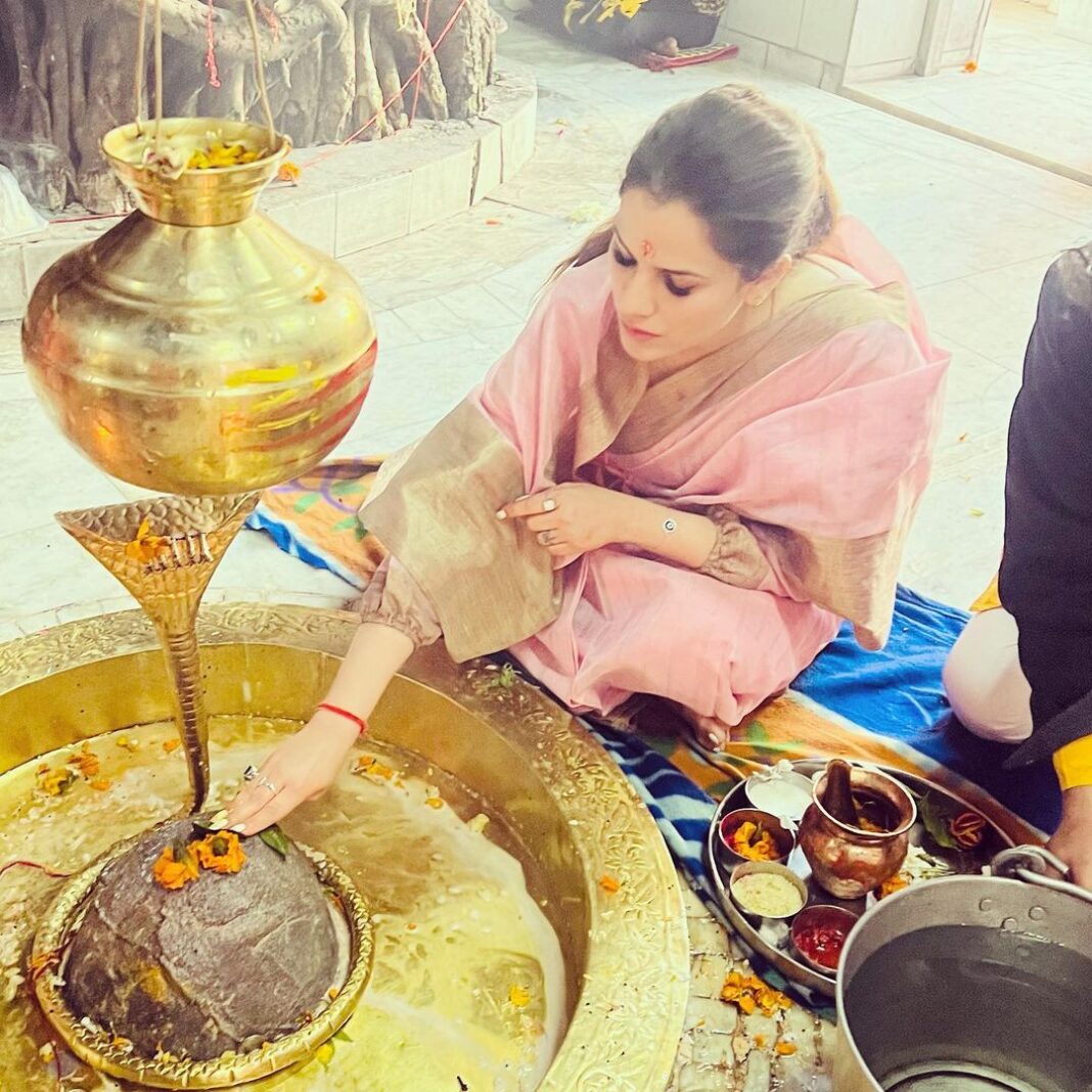 Kashish Singh Instagram - Gangadharay Shiv Gangadharay Har Har Bole Namah Shivaya. #lordshiva #mahadev #bhakti #divine #loveforgod #bellavitakashish 🙏🏻🙏🏻 Shri someshwar mahadev