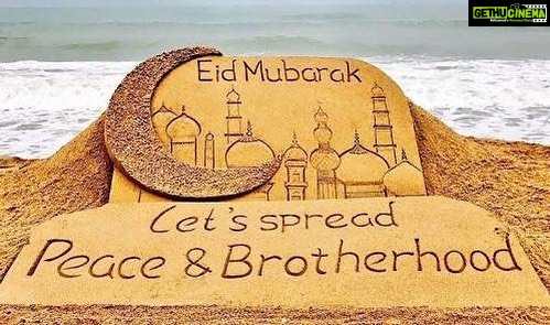 Kay Kay Menon Instagram - Eid-Al-Adha Mubarak! Sand Art by Padma Awardee Sudarsan Pattnaik @sudarsansand