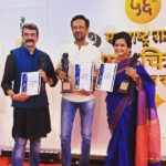 Kay Kay Menon Instagram – Honoured & Humbled when your own State acknowledges your work!  Thank you Maharashtra State Awards 2019 for this Award– Best Actor for my Marathi film Ek Sangaychay! 🙏
Congratulations @lokesh_vijay_gupte (Best director), @chaitrali_lokesh_gupte (Best costumes) and Team Ek Sangaychay(Best film on a social issue). Thank you Lokesh for giving us this wonderful film! 
#maharashtrastateawards #bestactor #eksangaychay