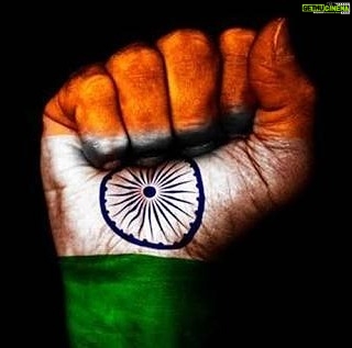 Kay Kay Menon Instagram - Our Tiranga today is independent of even its pole. Nurture this Nationalism! It's an immeasurably good habit! #independenceday #tiranga #nationalism #proudindian