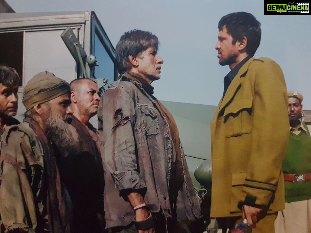 Kay Kay Menon Instagram - When a newbie pair of eyes met the Great pair of eyes...for the 1st time. Love you Sir!! #BigB #Deewar #2004 #firsttime #throwbackthursday