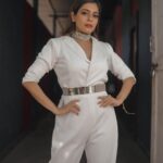 Keerthi shanthanu Instagram - White & Gold one of my fav combo🤍 Jumpsuit : @_.rubeenavogueofficial._ Styling : @rajianand Clicks : @storiesbysidhu For #Juniorsuperstars every saturday & sunday 6.30 pm @zeetamizh