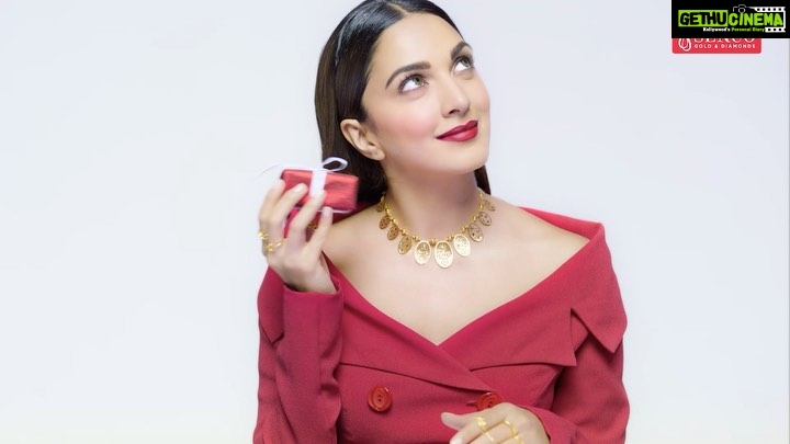 Kiara Advani Instagram - Diamonds are a girl's bestfriend! Give a perfect suprise to your loved ones with @sencogoldanddiamonds jewellery! Celebrate this valentine's day with the Intricrate Kaarigari and authentic diamonds. #love2022 #valentinesday #valentinesday2022 #sencogoldanddiamonds #sencovalentines #bestDiamonds #freeinsurance #gold #diamond #platinum
