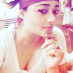 Kiran Rathod Instagram - Old memories from the closet .. this scarf which I had worn for many movies as my lucky mascot ☺️☺️ ... but fondly remembering it for #VillainMovie#tamil#memories#thalaajith#love#chennai#keira#kiran#