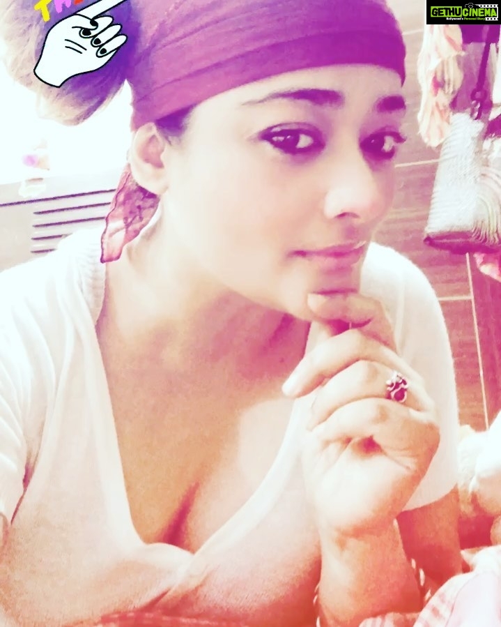 Kiran Rathod Instagram - Old memories from the closet .. this scarf which I had worn for many movies as my lucky mascot ☺️☺️ ... but fondly remembering it for #VillainMovie#tamil#memories#thalaajith#love#chennai#keira#kiran#