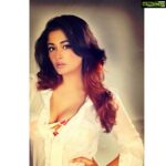 Kiran Rathod Instagram - When life gives u curves ... flaunt them 😜🧚‍♀️#sundayfunday#emotewithaquote#girlpower#bollywoodmaniac#lovemyself#lovemyjob#love#movies#masti#magic#💕