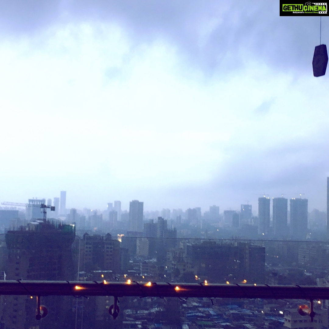 Kiran Rathod Instagram - #mumbairains#nothinglikeit #viewfrommywindow#mumbaiskyline #happiness#baarish#loveyourself#chai#pakoras