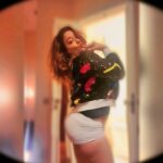 Kiran Rathod Instagram – “If I fall for you, would you fall too?” –
🥰
😉
😘
🤗
😍
😋
🥳