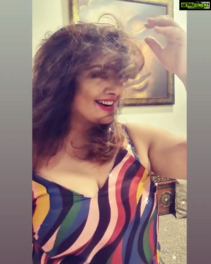 Kiran Rathod Instagram - Hawa Hawai 🤷♀️🧏♀️🙇♀️🤦♀️ . . . . #instagood#instamood#instalove