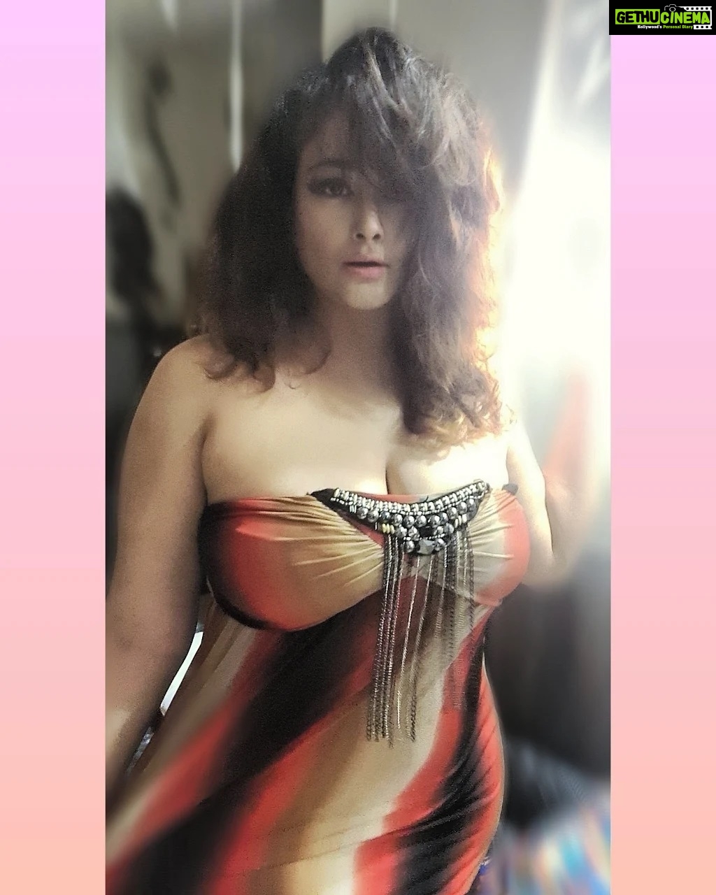 Kiran Rathod Instagram - She is free in her wildness, she is a wanderess, a drop of free water. She knows nothing of borders and cares nothing for rules or customs. 'Time' for her isn’t something to fight against. Her life flows clean, with passion, like fresh water." — Roman Payne . . . . #instadaily #instagram #instagood #instamood #picoftheday #lookoftheday #ootd#fashion#style#instastyle#love#bleseed#happy#happiness#good#time#mumbai#kiranrathod#kiki#key#😘