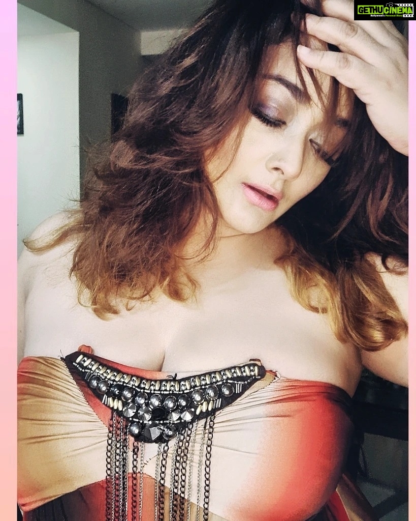 Kiran Rathod Instagram - She is free in her wildness, she is a wanderess, a drop of free water. She knows nothing of borders and cares nothing for rules or customs. 'Time' for her isn’t something to fight against. Her life flows clean, with passion, like fresh water." — Roman Payne . . . . #instadaily #instagram #instagood #instamood #picoftheday #lookoftheday #ootd#fashion#style#instastyle#love#bleseed#happy#happiness#good#time#mumbai#kiranrathod#kiki#key#😘