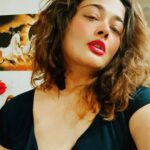 Kiran Rathod Instagram – Curly hair and some Red lips 💋

#weekendmood#weekendvibes#lockdown2021#instagood#instamood#instagram#instadaily#picoftheday#lookoftheday#style#fashion#actresslife#lifestyle#redlips#curlyhair#saturdaynight#home Home Sweet Home