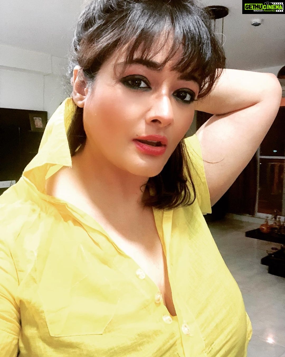 Kiran Rathod Instagram - आँखों को तेरी आदत है ।।। तू दिखे ना तो इन्हें शिकायत है ।।। #sauasmanoko🎻🎵 #💕❤️💃☔️