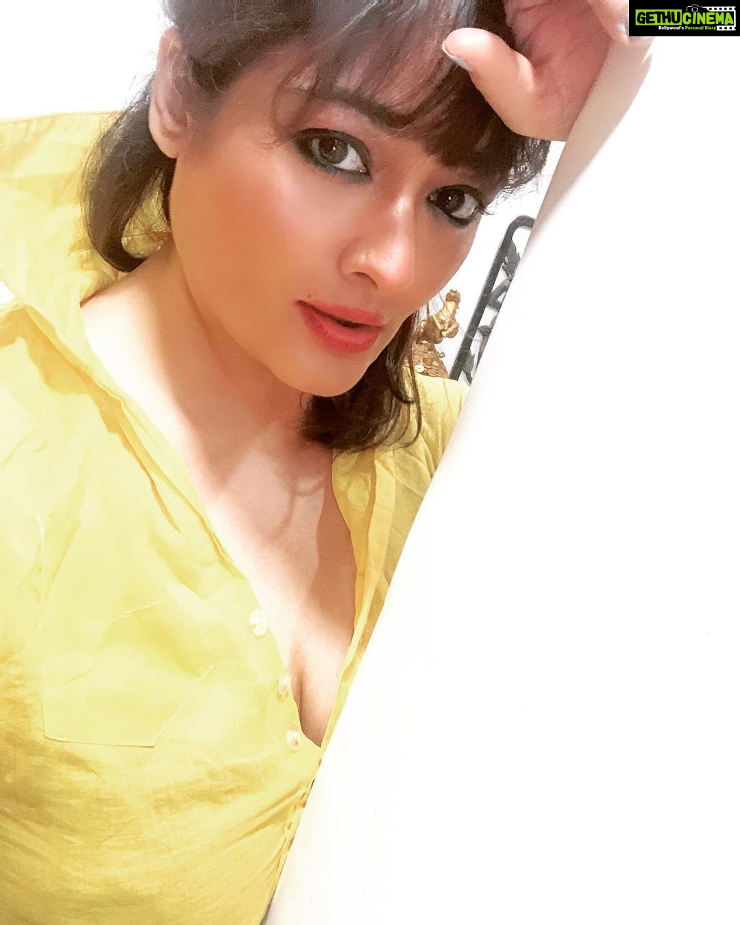 Kiran Rathod Instagram - आँखों को तेरी आदत है ।।। तू दिखे ना तो इन्हें शिकायत है ।।। #sauasmanoko🎻🎵 #💕❤️💃☔️
