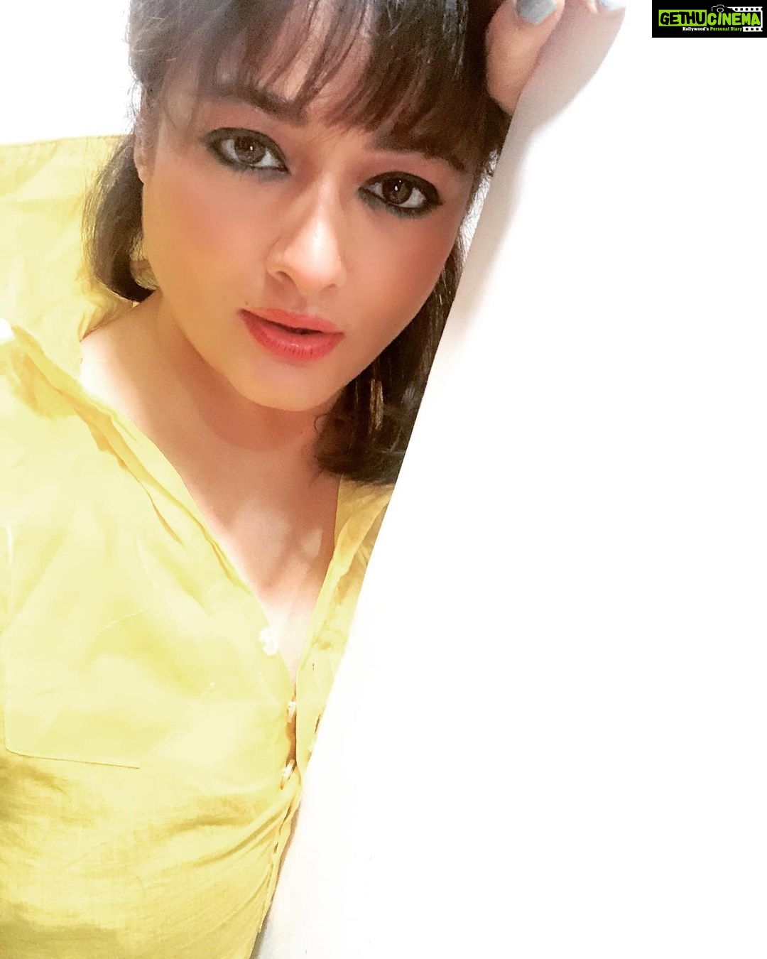 Kiran Rathod Instagram - आँखों को तेरी आदत है ।।। तू दिखे ना तो इन्हें शिकायत है ।।। #sauasmanoko🎻🎵 #💕❤️💃☔️
