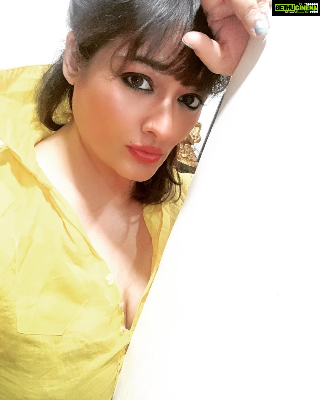 Kiran Rathod Instagram - आँखों को तेरी आदत है ।।। तू दिखे ना तो इन्हें शिकायत है ।।। #sauasmanoko🎻🎵 #💕❤️💃☔️