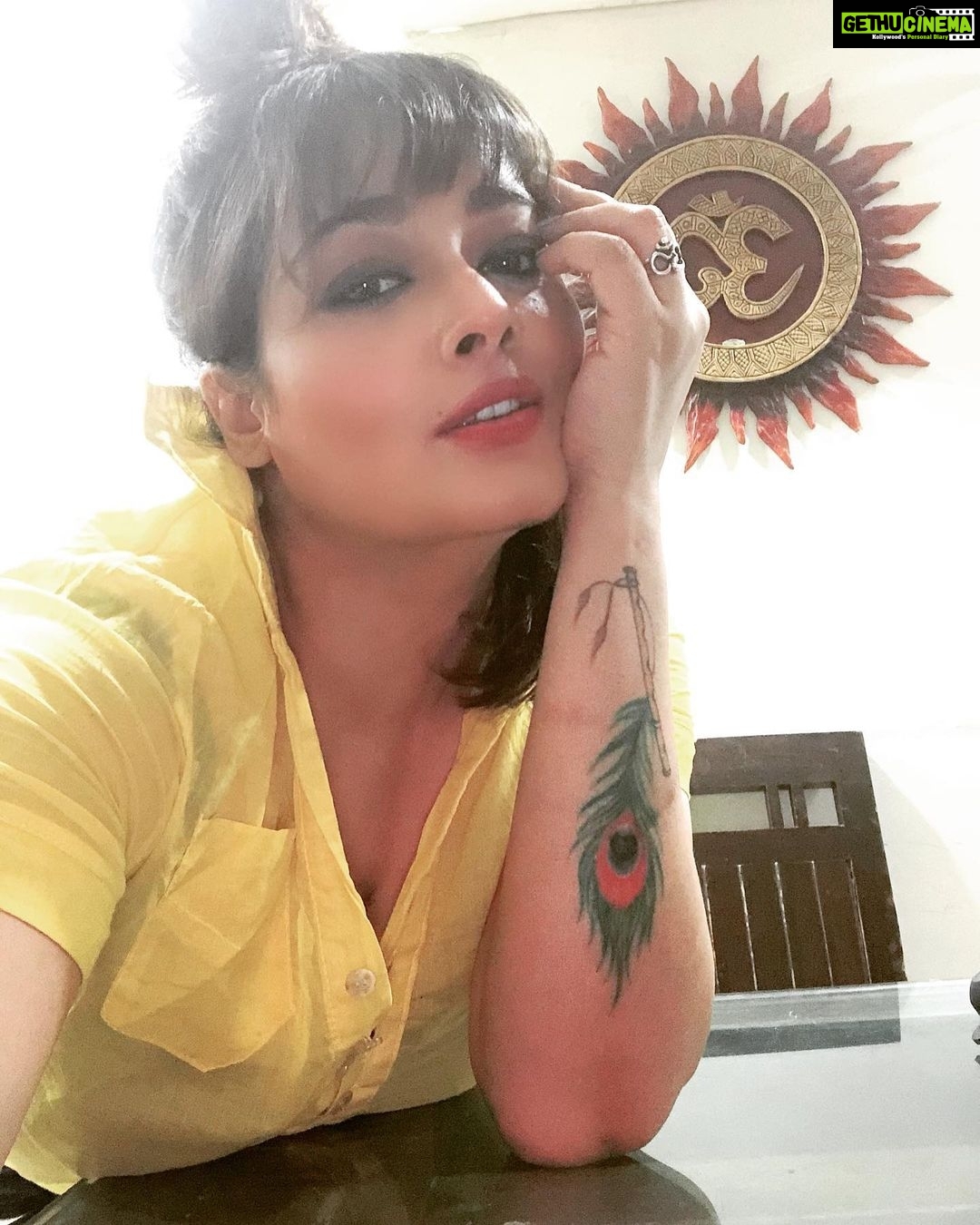 Kiran Rathod Instagram - आँखों को तेरी आदत है ।।। तू दिखे ना तो इन्हें शिकायत है ।।। #sauasmanoko🎻🎵 #💕❤️💃☔️