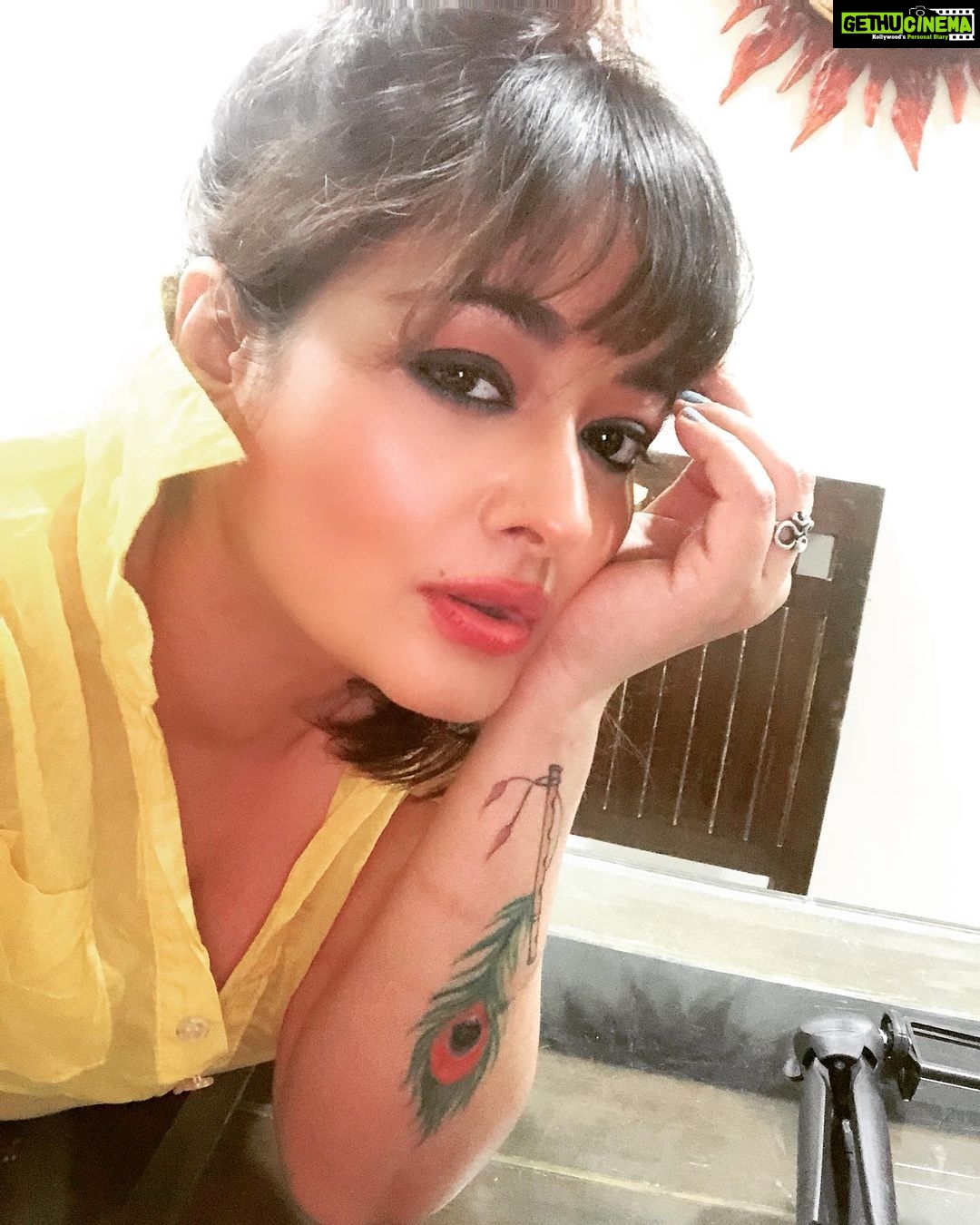 Kiran Rathod Instagram - आँखों को तेरी आदत है ।।। तू दिखे ना तो इन्हें शिकायत है ।।। #sauasmanoko🎻🎵 #💕❤️💃☔️