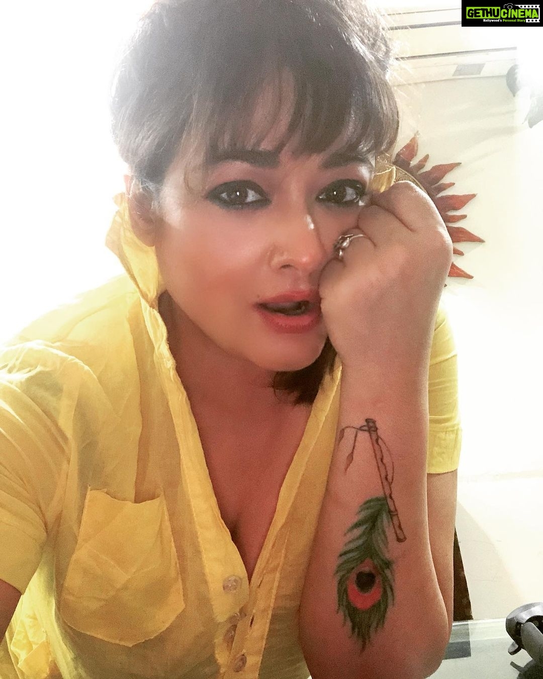 Kiran Rathod Instagram - आँखों को तेरी आदत है ।।। तू दिखे ना तो इन्हें शिकायत है ।।। #sauasmanoko🎻🎵 #💕❤️💃☔️