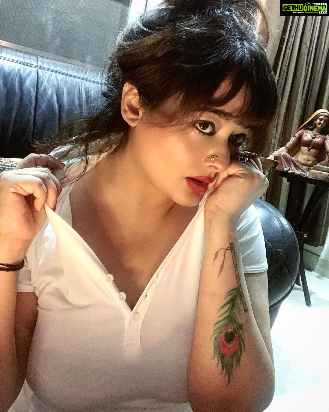 Kiran Rathod Instagram - It’s all about the Glow #instagood#instadaily#instamood#mood#monday#mondaymood #love#peace#happiness#beauty#beautiful#girlswithtattoos#unlocked