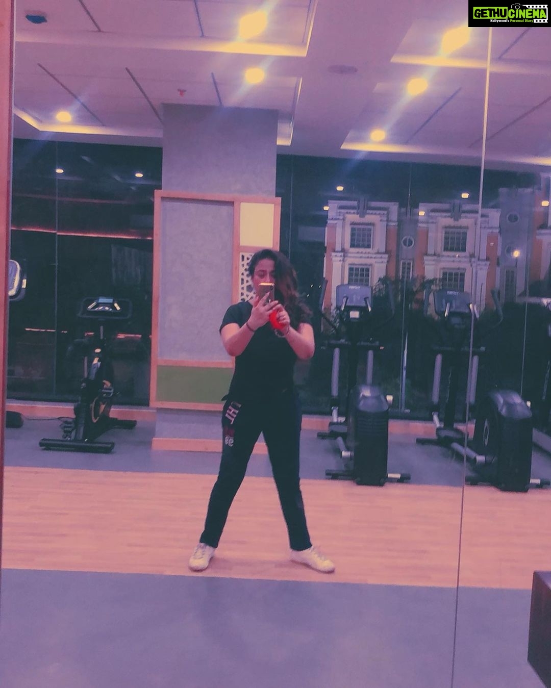 Kiran Rathod Instagram - Miss my gym 🙁🙁.. where I would go .. click few pictures n come back 🤣🤣🤣🤣🙈🙈